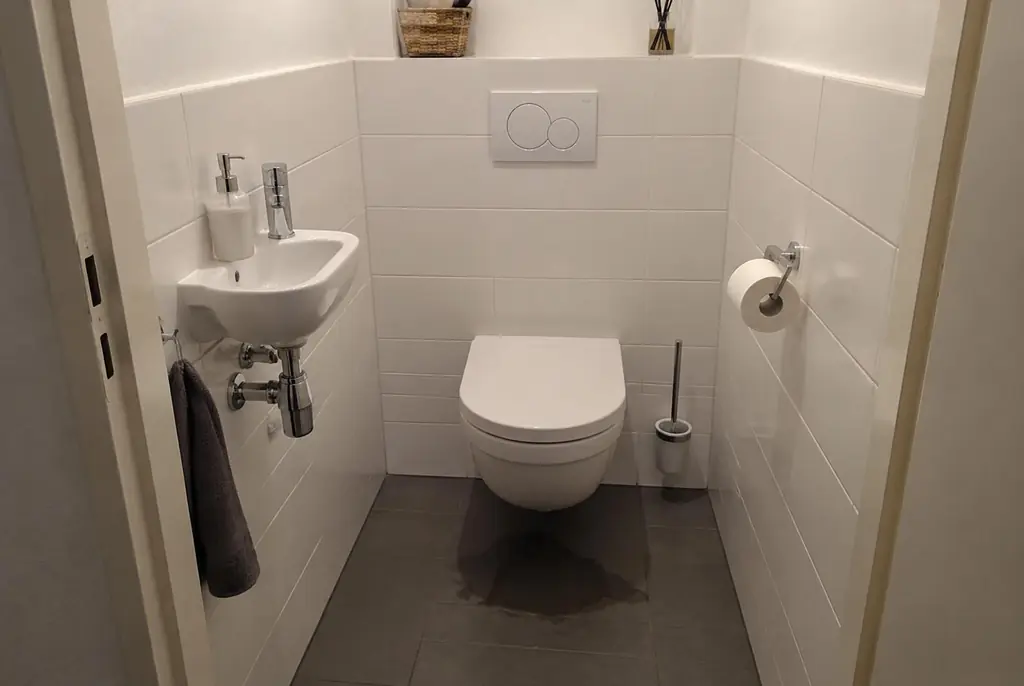 Lekdetectie Landsmeer – natte vloer bij een toilet