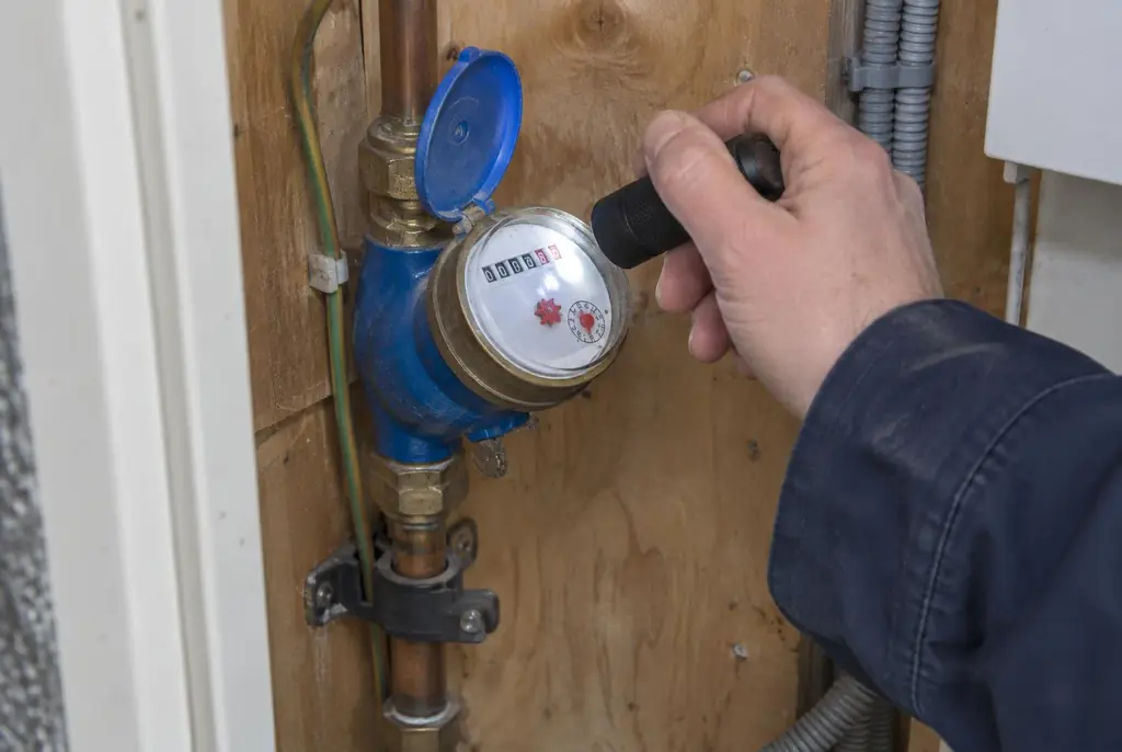 Lekdetectie Landsmeer – watermeter in de meterkast controleren met een zaklamp